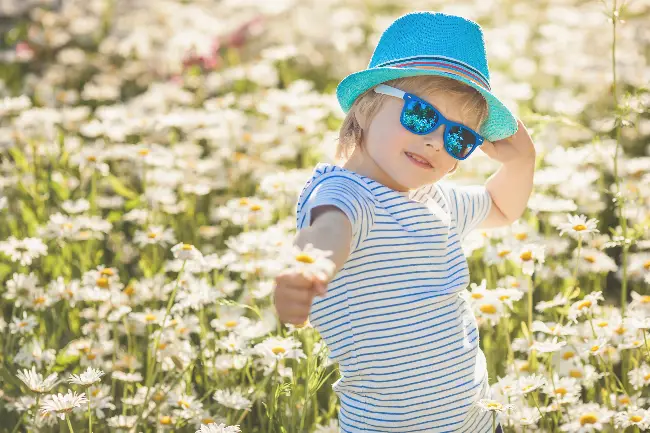 ropa infantil primavera verano nino con gafas y flor